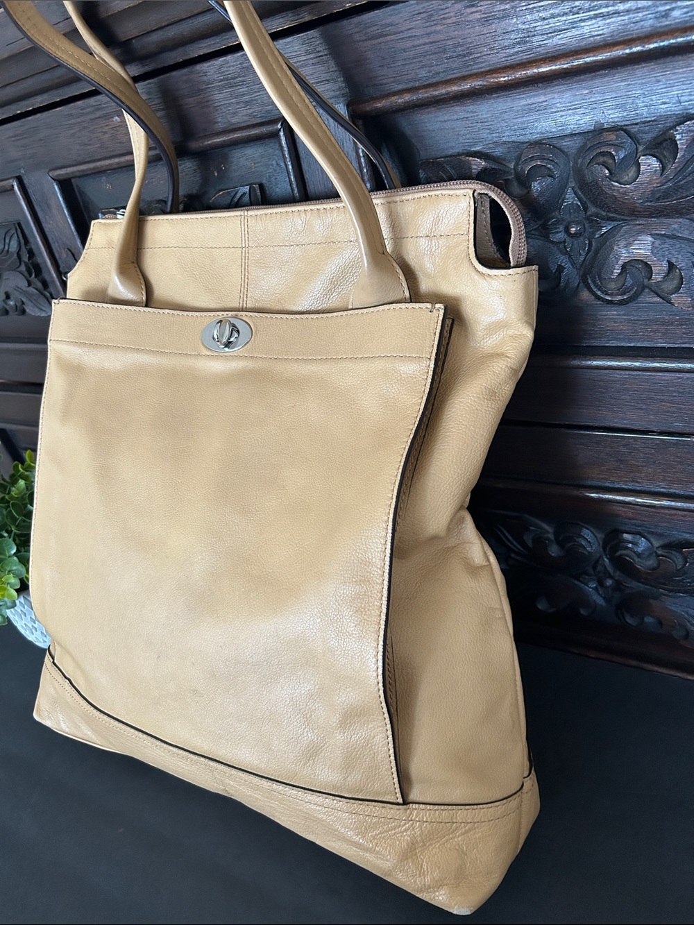 Banana Republic Beige Leather Tote with Turn-Lock Pocket - Picture 3 of 16